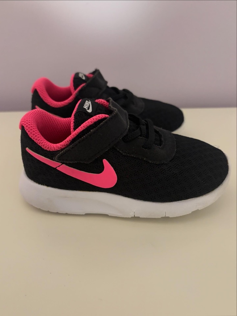GUC Nike Toddler Girl Black & Hot Pink Sneakers Size 7C